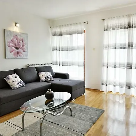 Διαμέρισμα Apartman Aurora